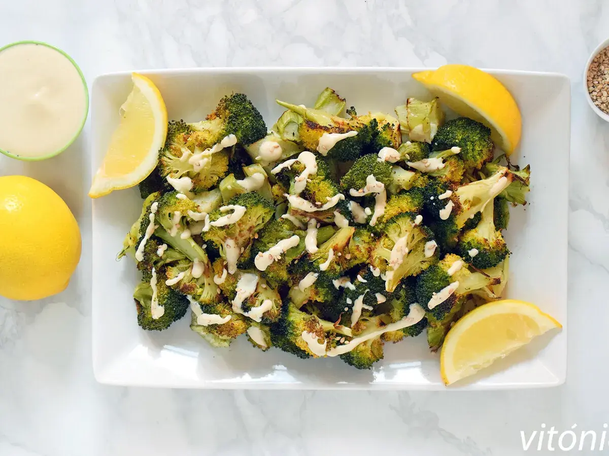 Brocoli al horno con aderezo cremoso y gajos de limón. Un plato saludable y delicioso.