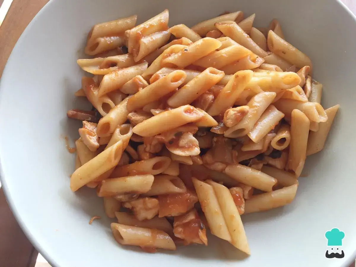 Macarrones con pollo en salsa roja, un plato reconfortante y delicioso.