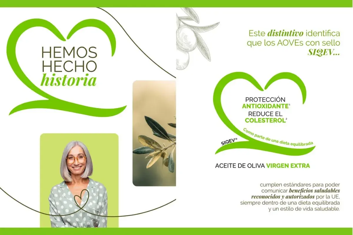 Mujer sonriente junto a ramas de olivo. El aceite de oliva es vegetal, protege y reduce el colesterol.