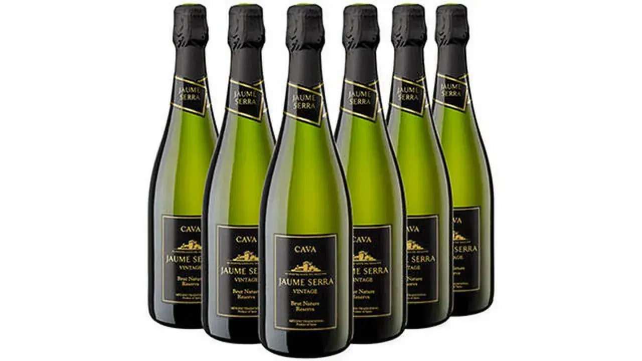 Seis botellas de cava Jaume Serra, un ejemplo de los 10 mejores cavas catalanes.