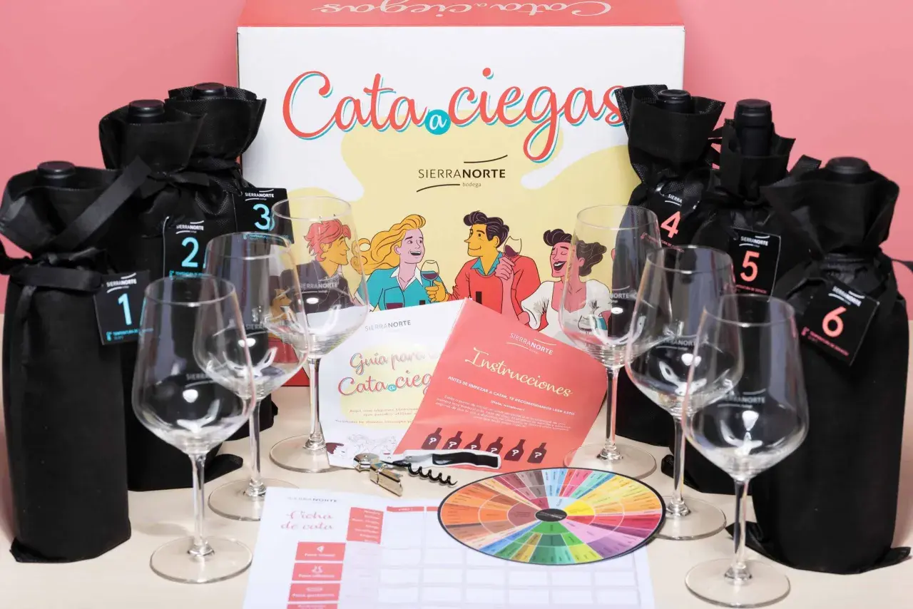 Kit de cata a ciegas con botellas envueltas, copas, guía y rueda de aromas. ¡Una experiencia sensorial única!