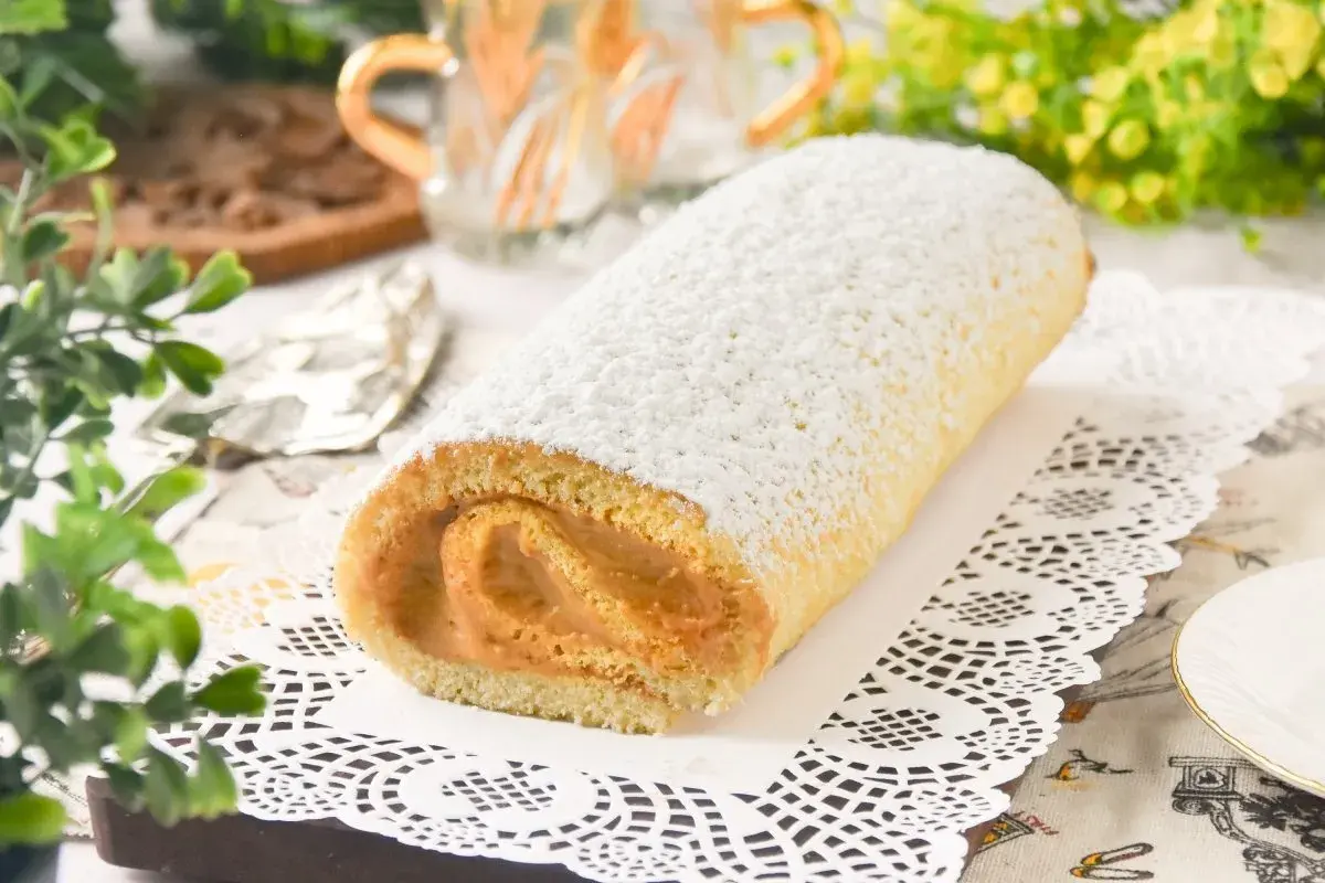 Un delicioso brazo de gitano cubierto de azúcar glas, listo para ser disfrutado.
