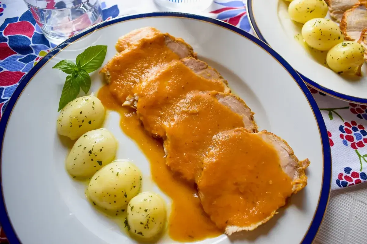 Lomo en salsa con patatas. Un plato principal delicioso y reconfortante, perfecto para cualquier ocasión.