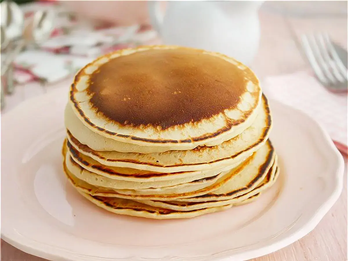 Pila de tortitas doradas, perfectas para tu próxima receta.