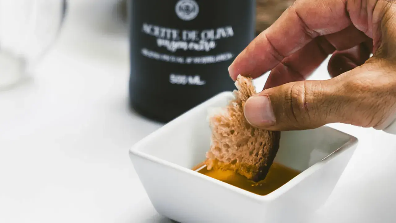 Pan mojado en aceite de oliva virgen extra (AOVE). Descubre qué es aove y para qué sirve: un placer para el paladar y la salud.