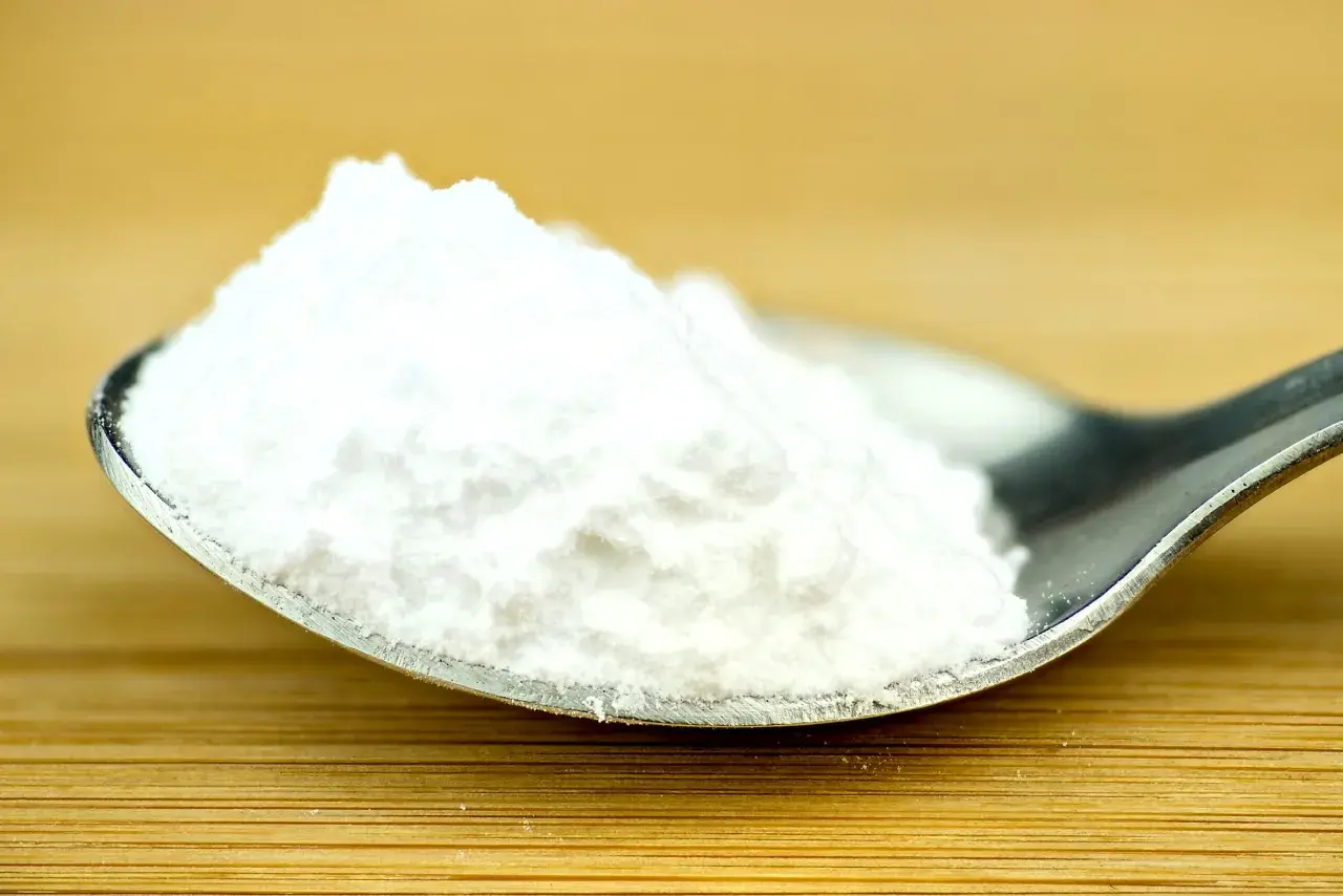 Cuchara con polvo blanco, posiblemente ácido tartárico para que sirve en repostería y como conservante.