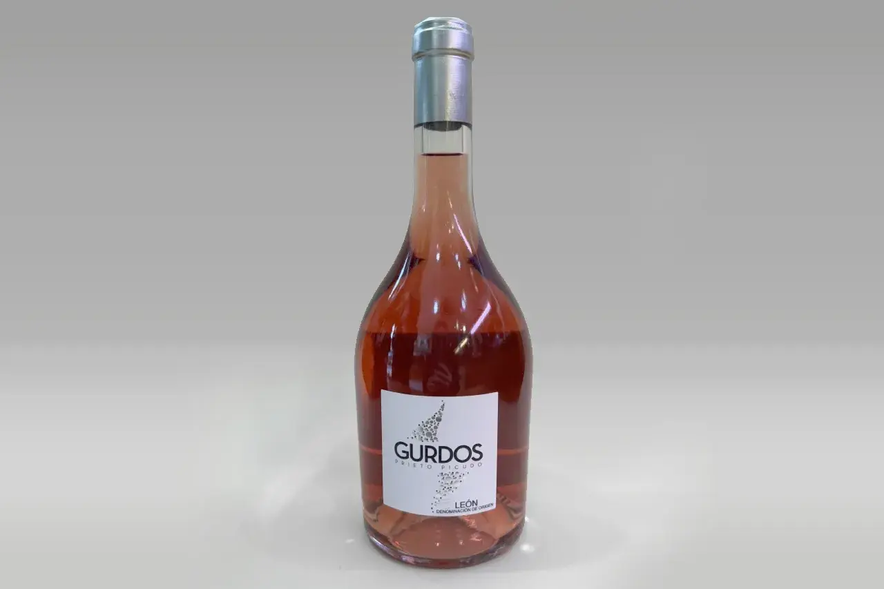 Botella de vino rosado Gurdos, con etiqueta que indica "Prieto Picudo León".