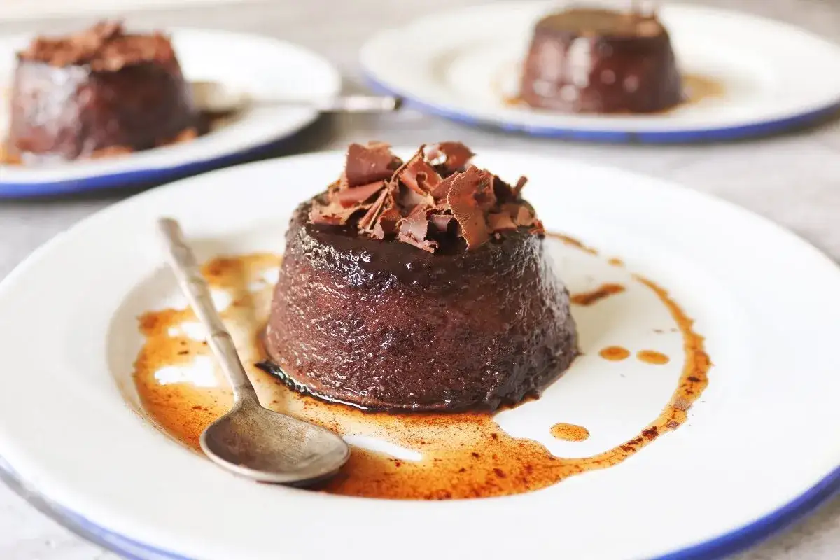 Delicioso flan de chocolate, cubierto con virutas de chocolate y ba&ntilde;ado en salsa de caramelo. &iexcl;Un postre irresistible!