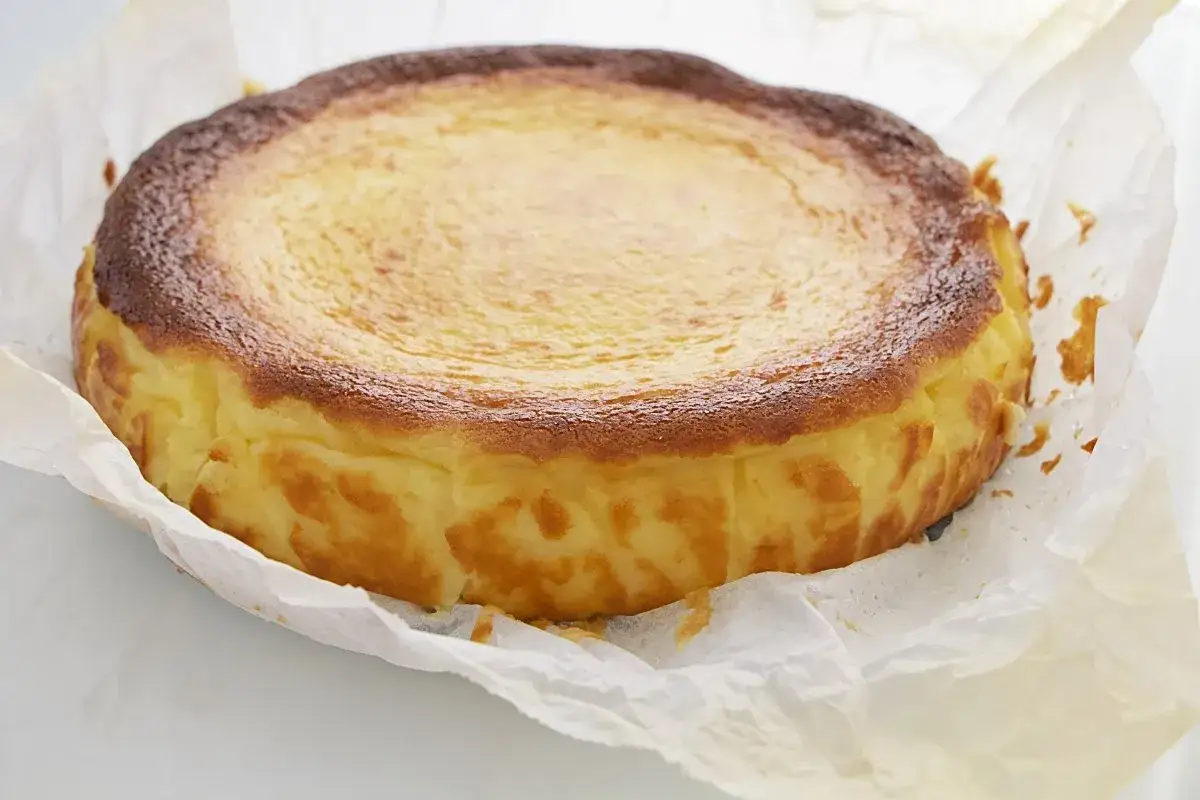 Tarta de queso recién horneada, con bordes dorados y un interior cremoso. Perfecta para disfrutar en cualquier momento.