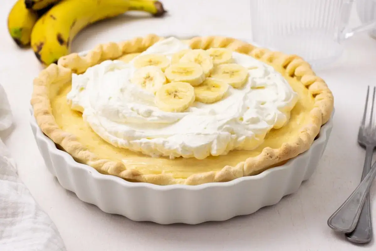 Deliciosa tarta de pl&aacute;tano con crema batida y rodajas de pl&aacute;tano fresco.