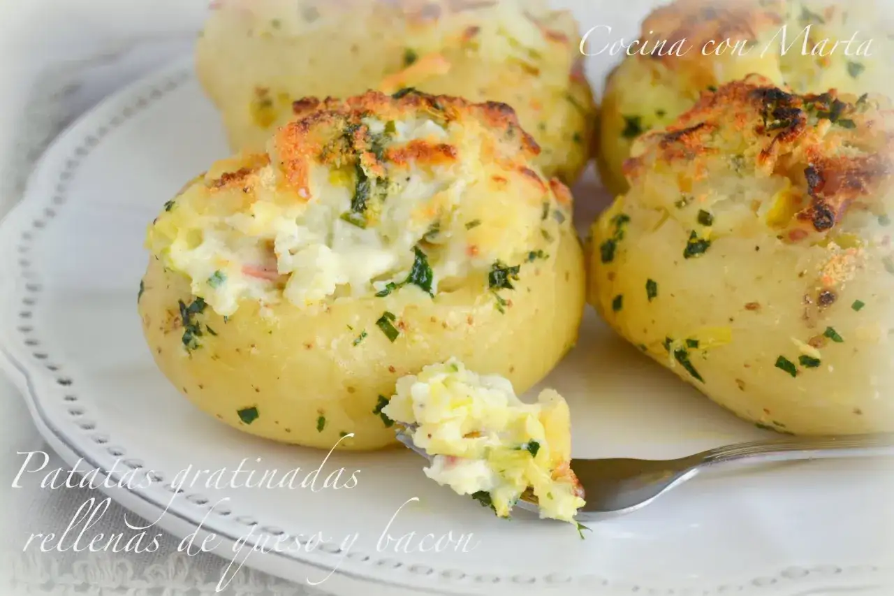 Patatas gratinadas rellenas de queso y bacon, doradas y crujientes, listas para disfrutar.