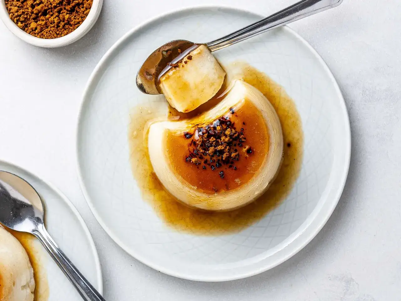 Delicioso flan de caf&eacute; con caramelo l&iacute;quido y granos de caf&eacute; espolvoreados. Una cucharada lista para disfrutar.