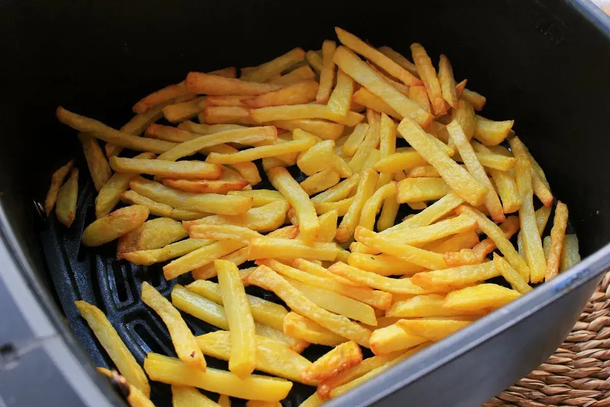 Patatas fritas doradas y crujientes reci&eacute;n hechas en freidora de aire.