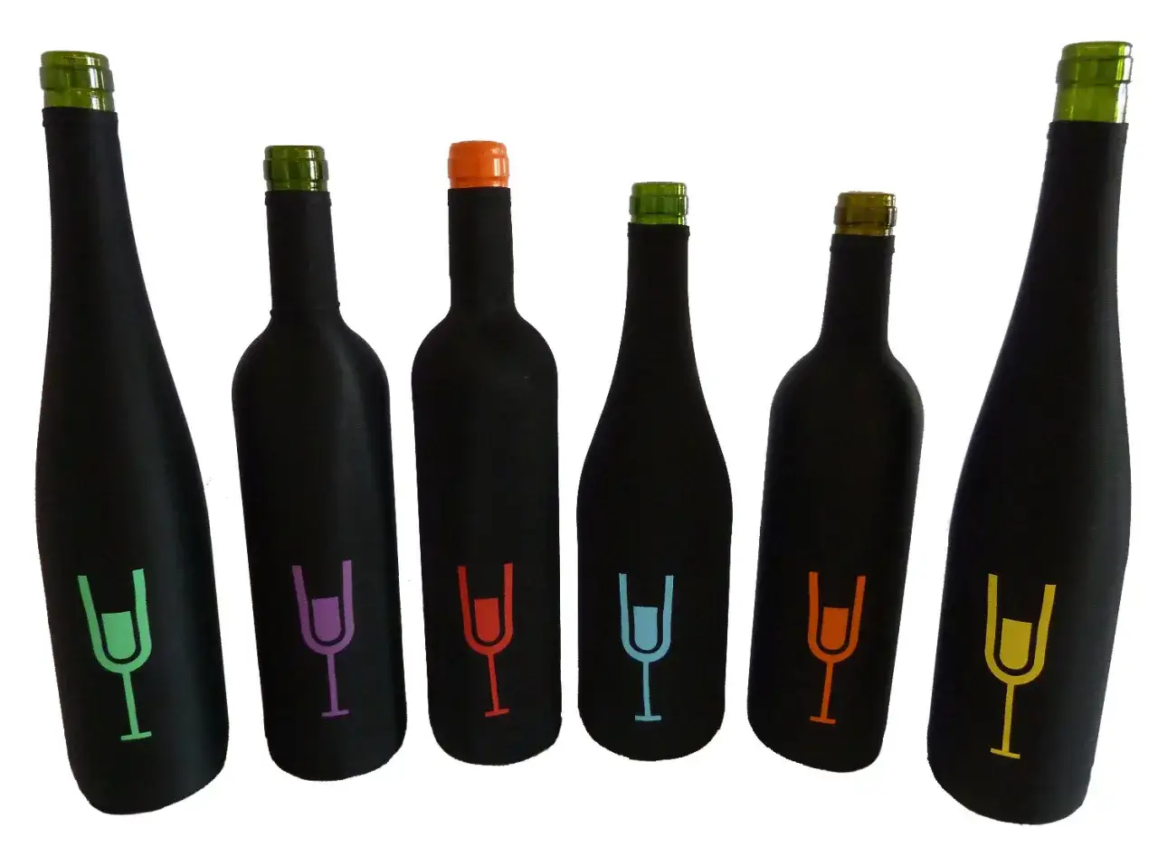 Seis botellas negras, cada una con un s&iacute;mbolo de copa de vino de color diferente, listas para una cata a ciegas.