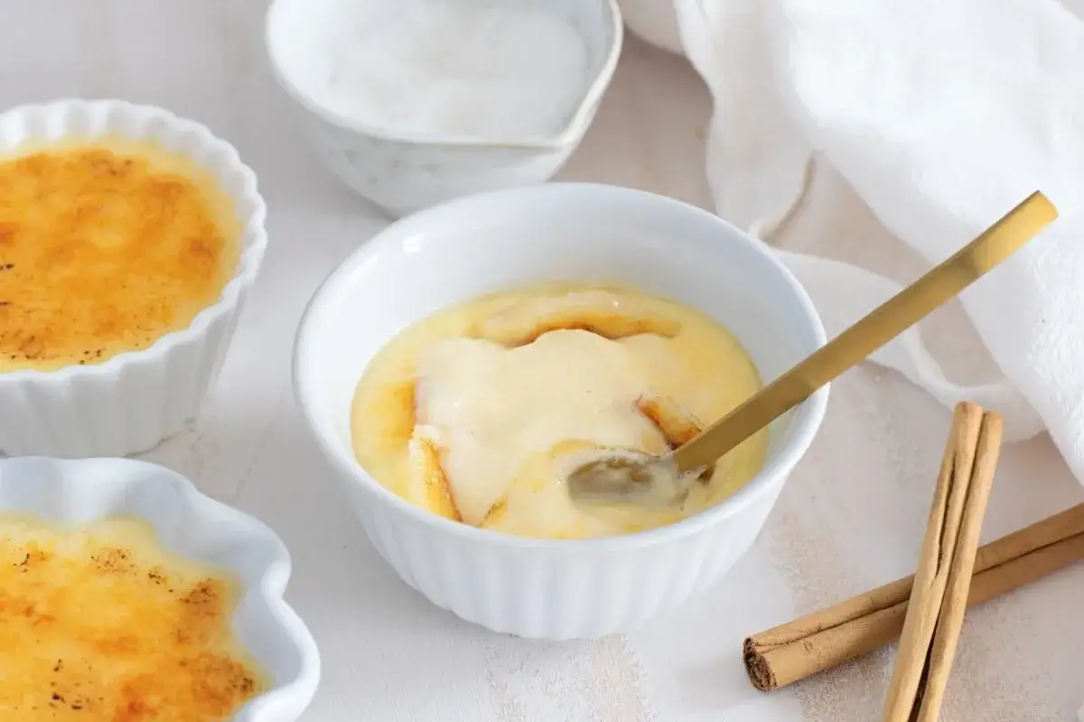 Deliciosa crema catalana receta, con su capa caramelizada dorada y cremosa textura.