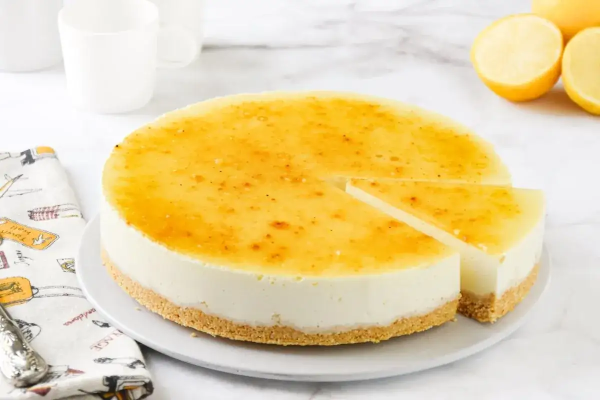Tarta de lim&oacute;n sin horno, cremosa y con una capa superior dorada y brillante. Perfecta para un postre refrescante.