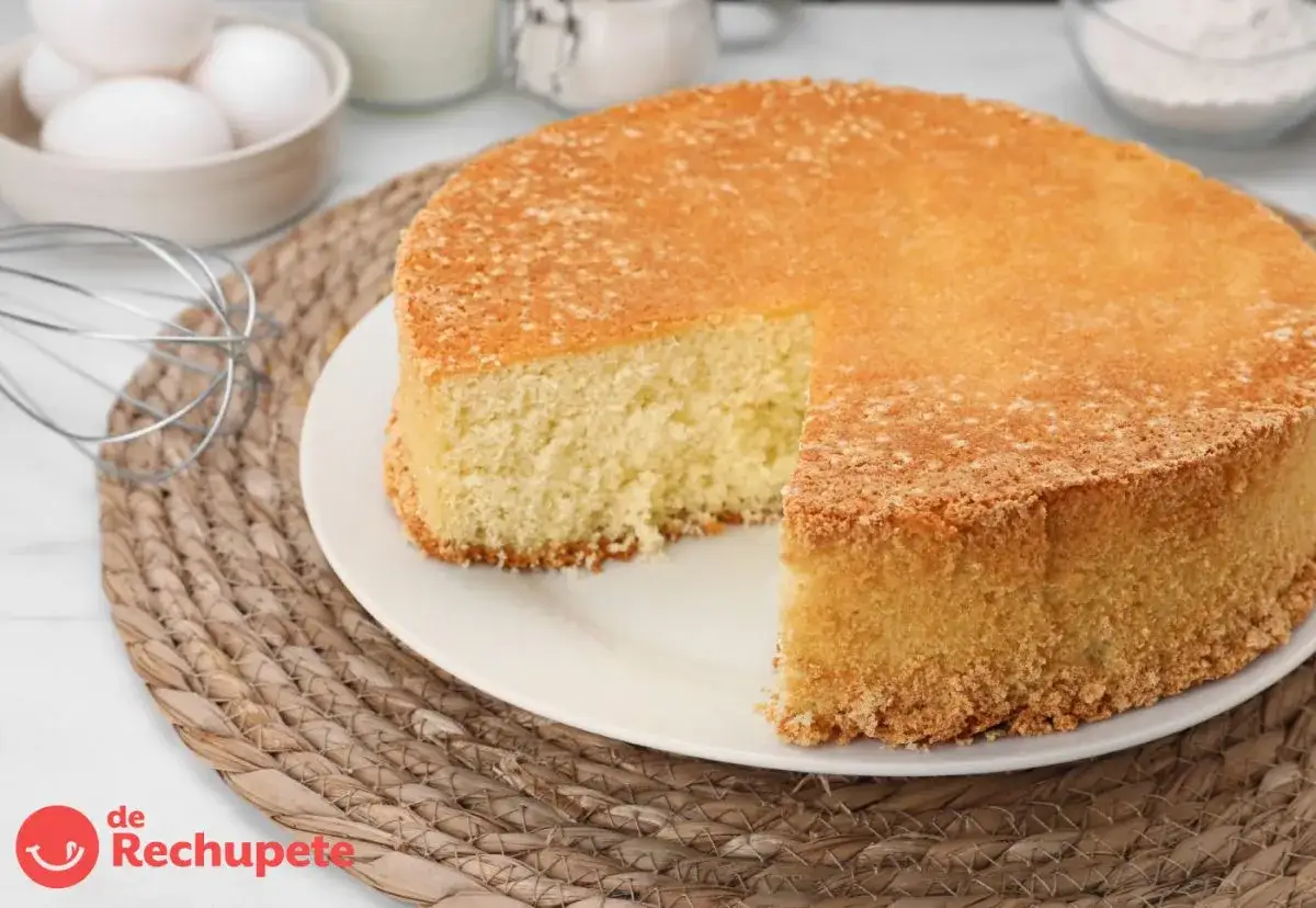 Un esponjoso bizcocho de vainilla, perfecto para un pa de pessic. Huevos, leche y harina listos para hornear.
