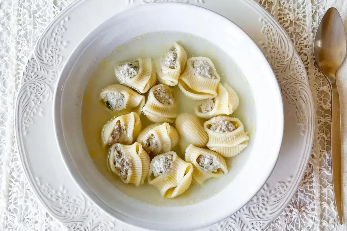 Un plato de sopa de galets, con pasta rellena de carne en un caldo reconfortante.