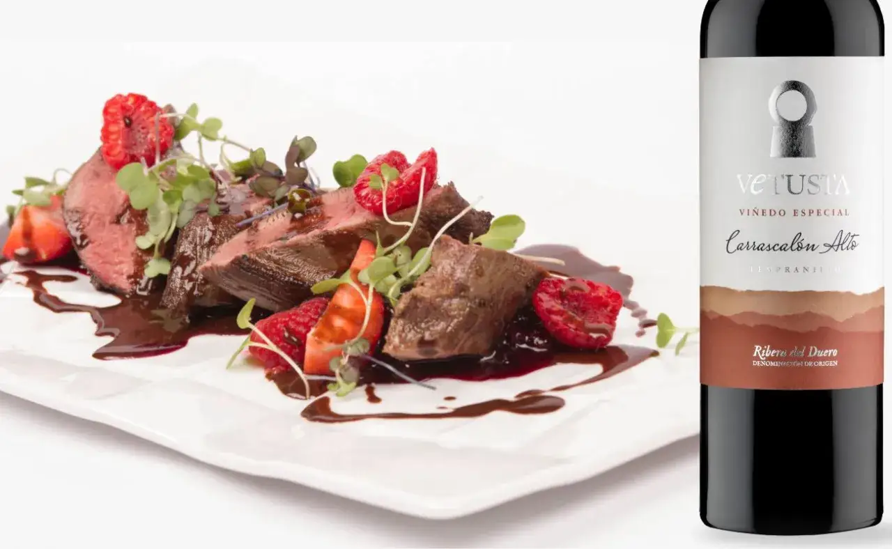 Filete de ternera con fresas y frambuesas, ba&ntilde;ado en salsa de chocolate, maridado con un vino tinto de uva Tempranillo de Ribera del Duero.