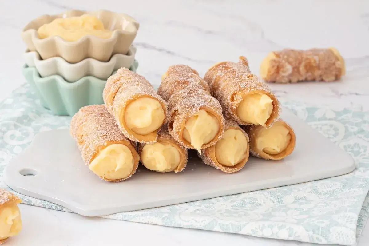 Deliciosos conos crujientes rellenos de crema pastelera hecha con Thermomix, espolvoreados con az&uacute;car.