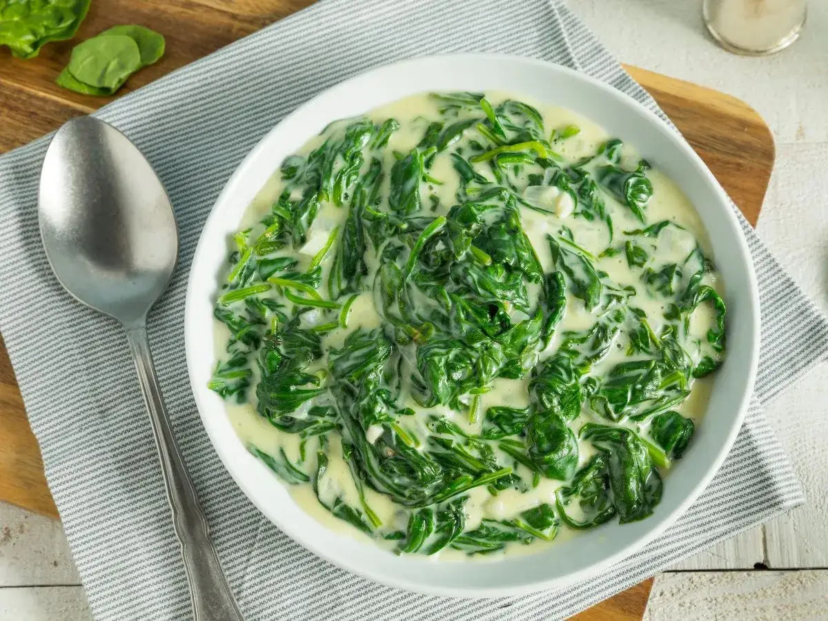 Un plato cremoso de espinacas con bechamel, listo para disfrutar.