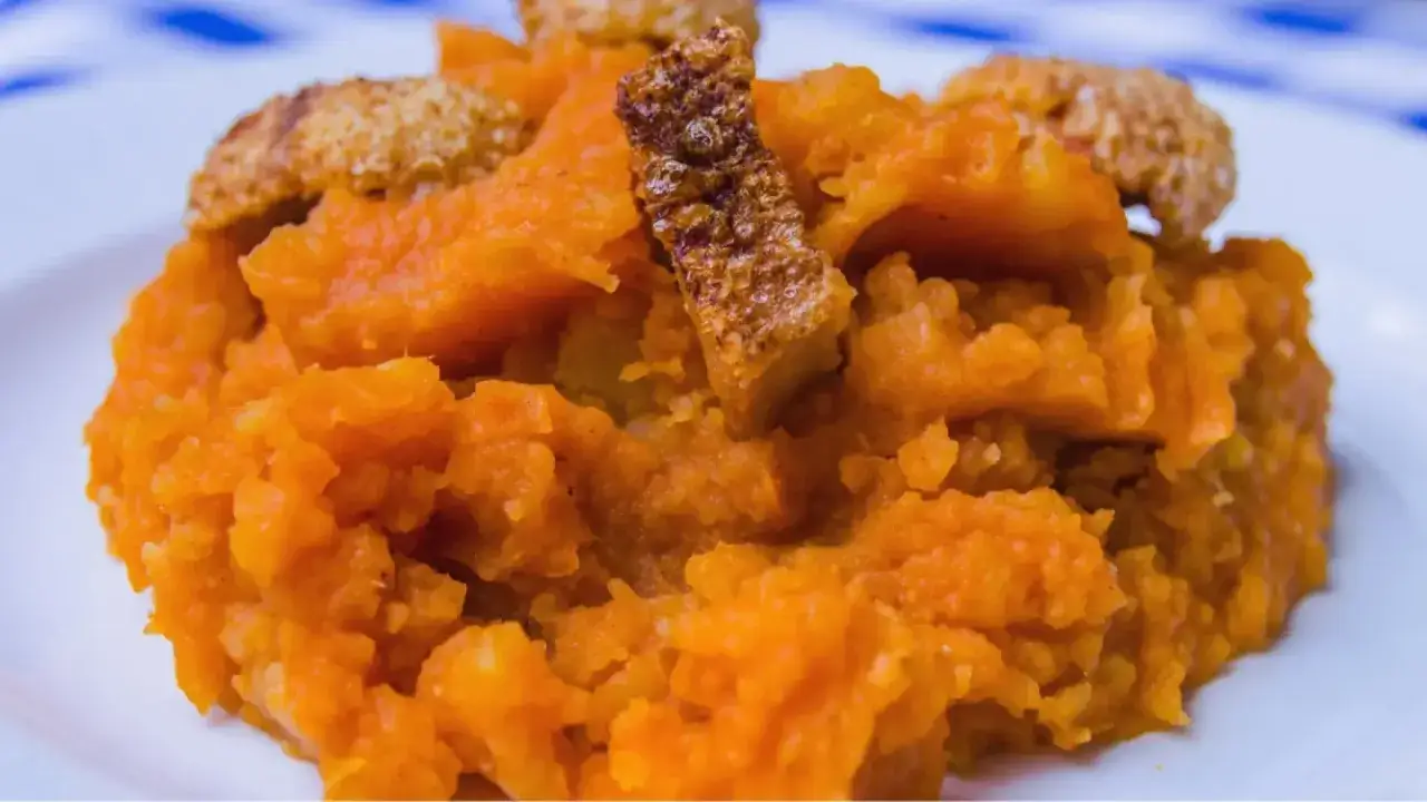 Patatas revolconas cremosas con trozos crujientes de torreznos. Un plato tradicional espa&ntilde;ol.