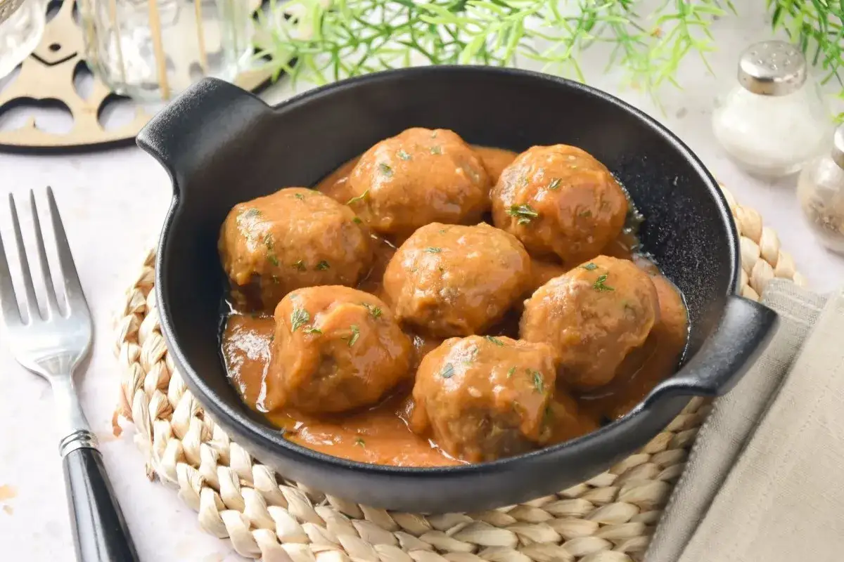 Sabrosas alb&oacute;ndigas en salsa casera, listas para disfrutar. Un plato reconfortante y lleno de sabor.