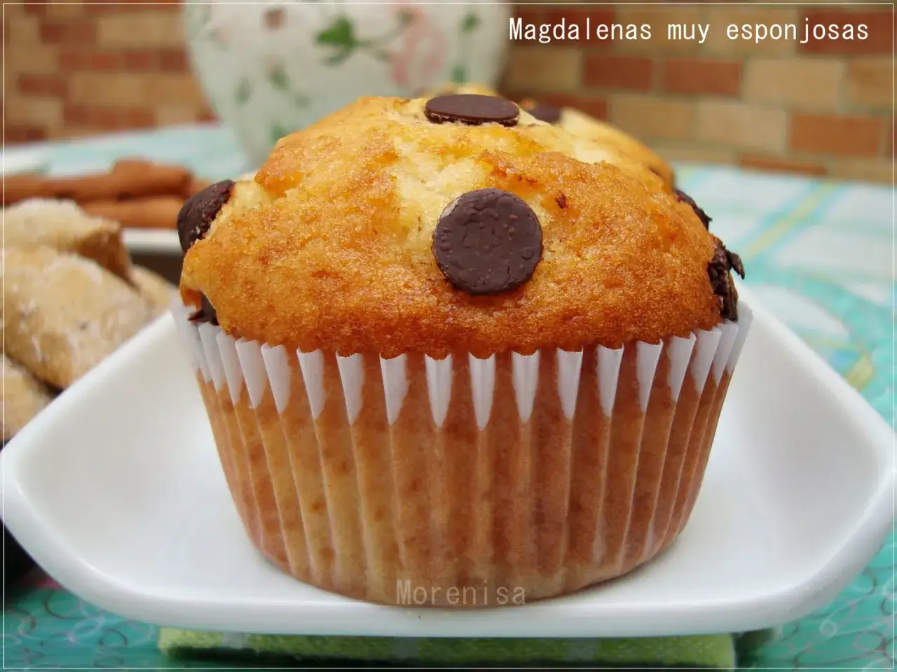 Magdalenas sin huevo, esponjosas y con trocitos de chocolate, perfectas para un caf&eacute;.