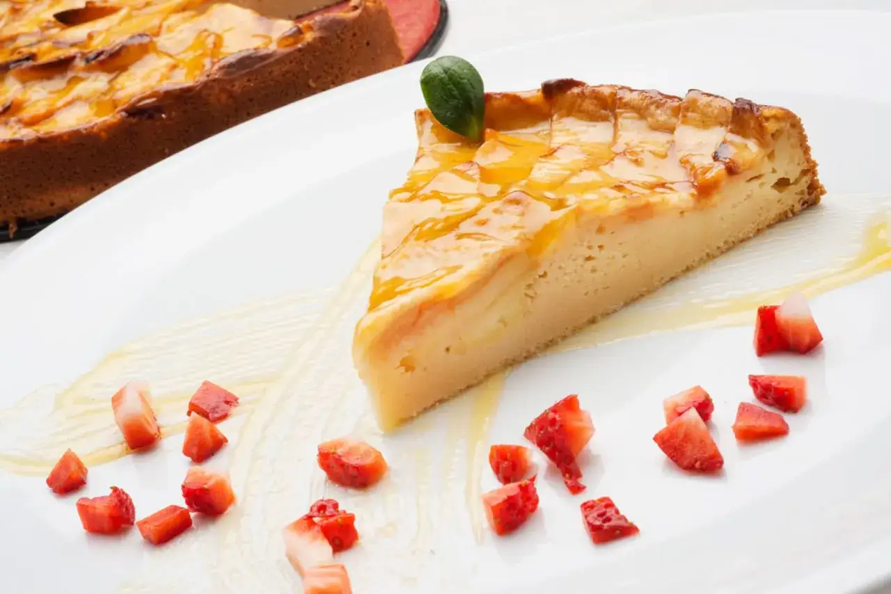 Deliciosa tarta de manzana Thermomix, con trozos de fresa y un toque de miel.
