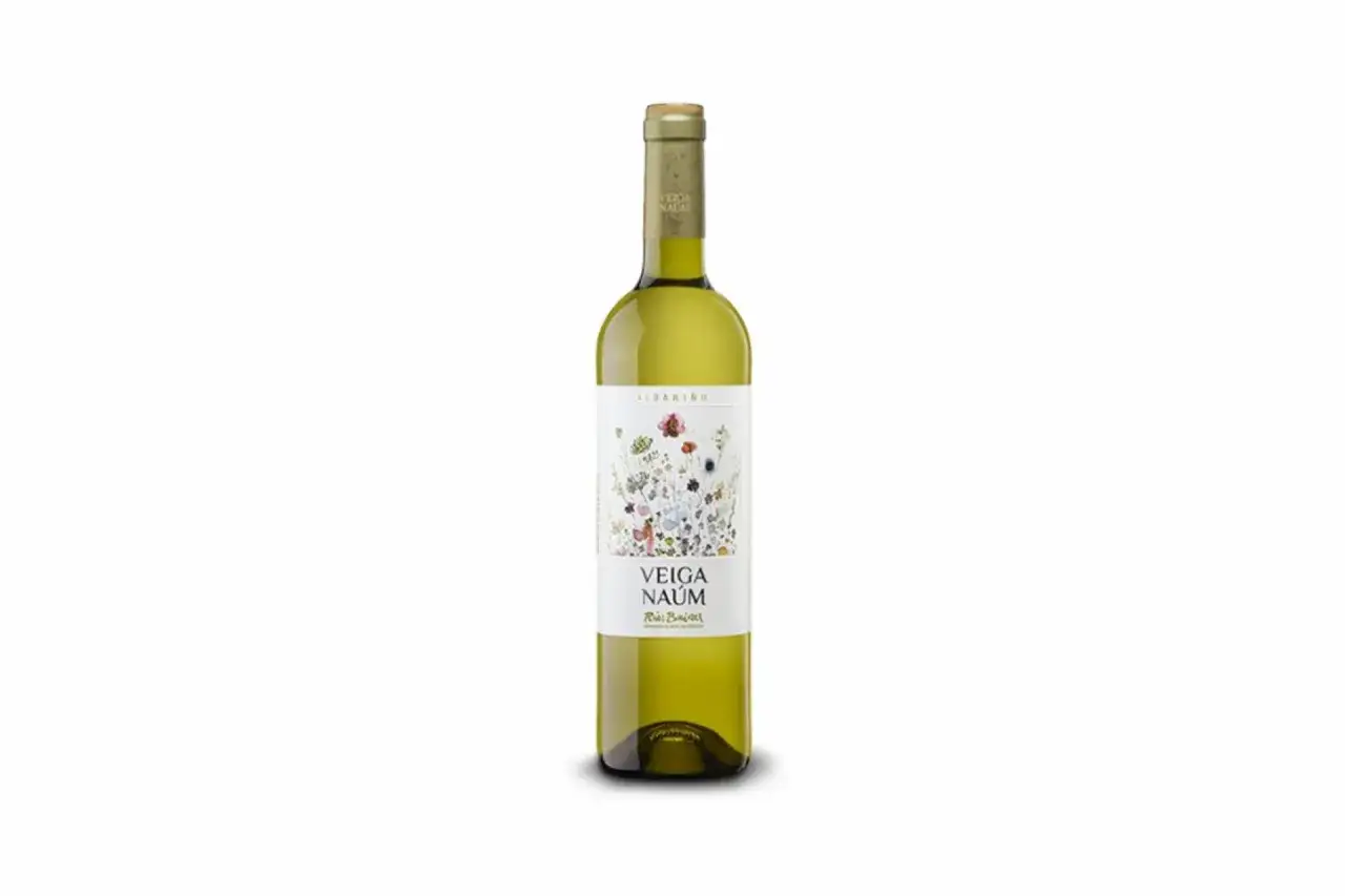 Botella de vino blanco Albariño Veiga Naum. Su etiqueta floral sugiere un vino fresco y seco, ideal para maridar.