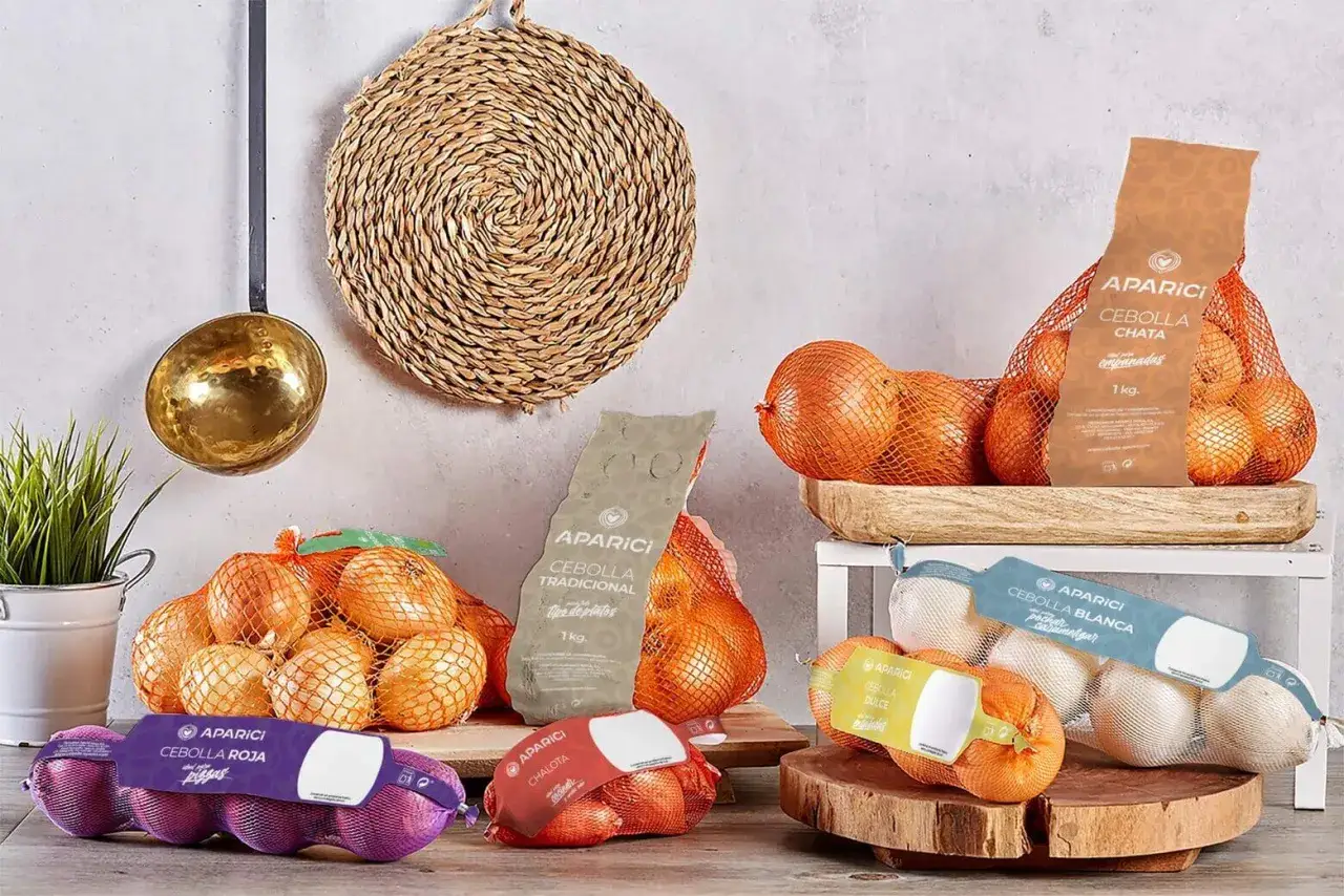 Variedad de tipos de cebolla: roja, tradicional, chata, dulce, chalota y blanca, listas para cocinar.