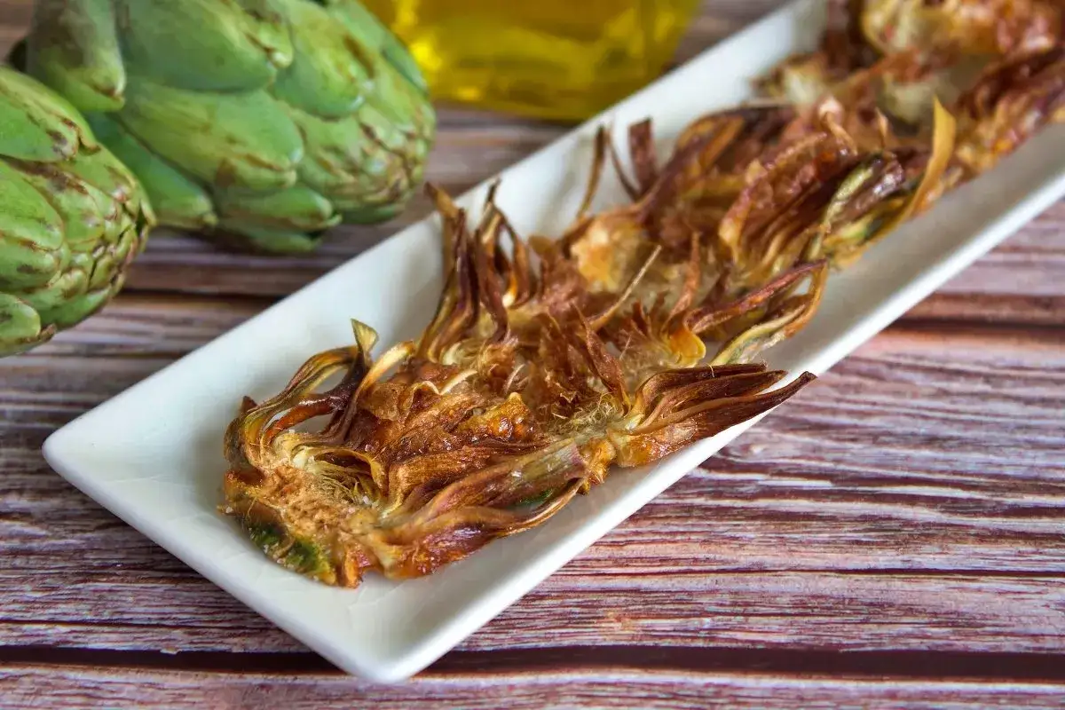 Crujientes chips de alcachofa, una de las muchas deliciosas alcachofas recetas.
