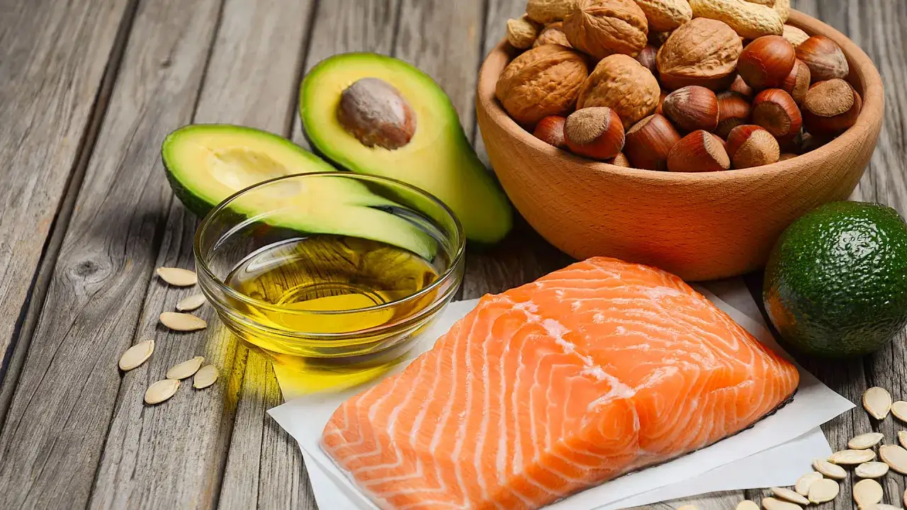 Salmón, aguacate, frutos secos y aceite dorado, ingredientes clave para el mejor aceite para la circulación.