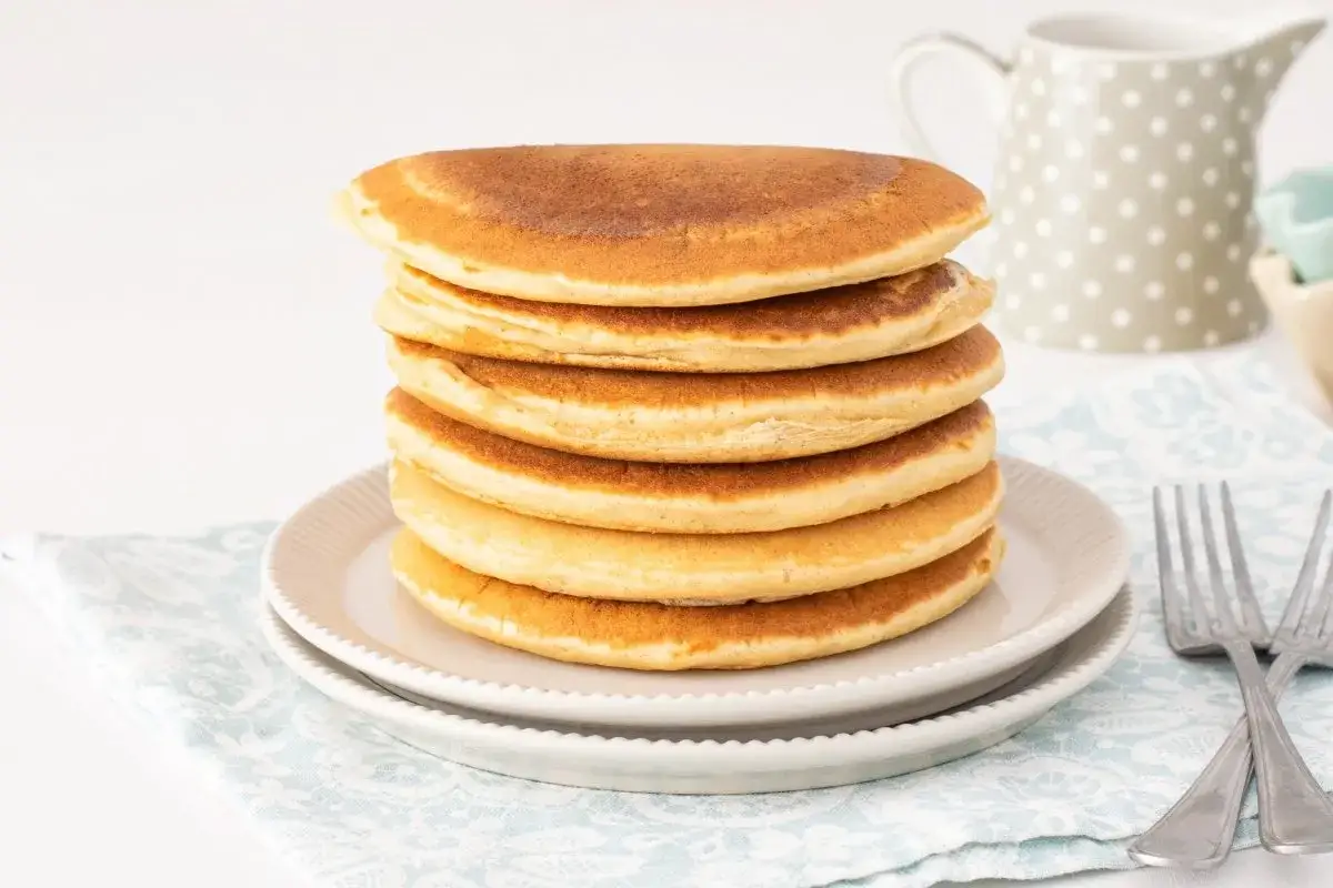 Pila de tortitas doradas, perfectas para tu pr&oacute;xima receta.