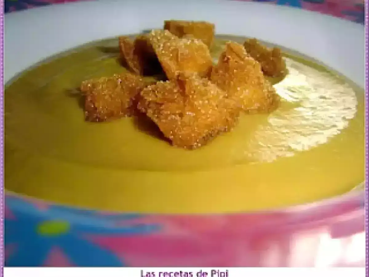 Delicioso puré de verduras hecho en Thermomix, coronado con crujientes picatostes dorados.