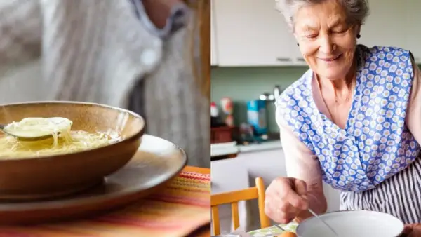 Abuela sonriente prepara sopa de fideos casera. Un plato humeante espera ser disfrutado.
