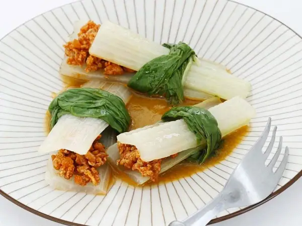 Rollitos de acelgas rellenos de carne picada, una idea deliciosa para tus recetas con acelgas.