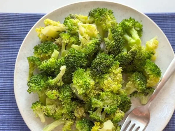 Un plato de brócoli cocido, verde brillante y tierno, listo para disfrutar.