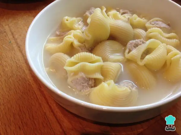 Un tazón de sopa de galets, con pasta grande rellena de carne picada en un caldo sabroso.