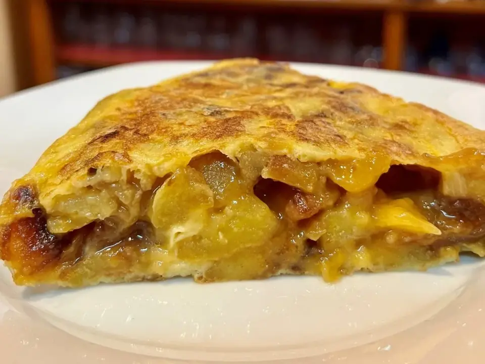 Tortilla de patatas jugosa, con el punto del huevo perfecto